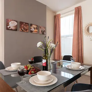 3 Bedroom-5 Beds Newland Ave King's Palace Leisure-contractor-heart Of Hull Amenities Holiday home
